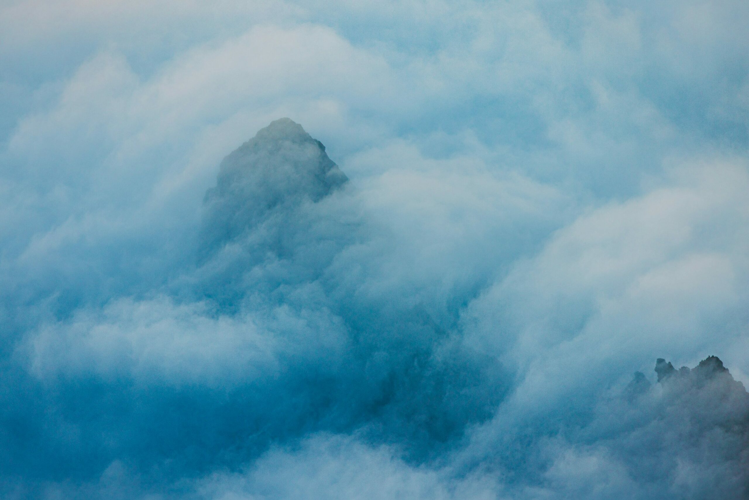 Les montagnes sont enveloppées d’épais nuages bleus.
